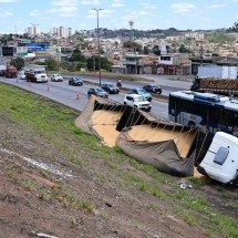 Carreta carregada de milho tomba no Anel e não há previsão de liberação - Leandro Couri/EM/D.A.Press