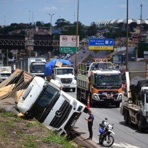 BH: faixa do Anel Rodoviário permanece interditada 16 horas após acidente - Leandro Couri/EM/D.A Press