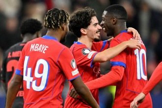 PSG goleia Leverkusen e dorme na liderança da Champions League