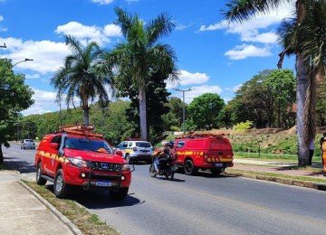 Duas viaturas do Corpo de Bombeiros participaram do resgate dos corpos dos idosos -  (crédito: CBMMG)