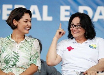 A senadora Damares promete ficar do lado da ex-primeira-dama, mas est&aacute; disposta a mediar a rela&ccedil;&atilde;o e contribuir para a campanha de Fl&aacute;vio -  (crédito: Alan Santos/PR)
