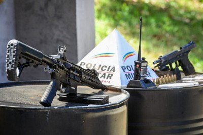 Armas, um rádio comunicados e celulares apreendidos em pode de 'BK' -  (crédito: Leandro Coury/EM/D. A. Press)
