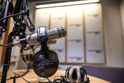 A inteligência artificial agora torna possível a produção em massa de podcasts com apresentadores totalmente virtuais  -  (crédito:  Ozan KOSE / AFP)