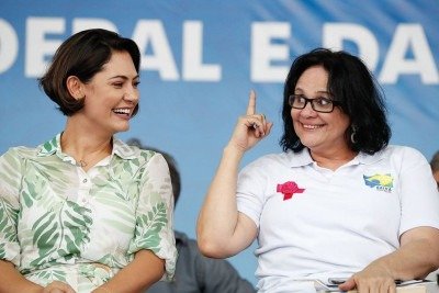 A senadora Damares promete ficar do lado da ex-primeira-dama, mas est&aacute; disposta a mediar a rela&ccedil;&atilde;o e contribuir para a campanha de Fl&aacute;vio -  (crédito: Alan Santos/PR)