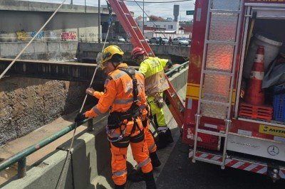 Não há informações sobre as circunstâncias que levaram a vítima a estar no leito do rio -  (crédito: Reprodução/CBMMG)