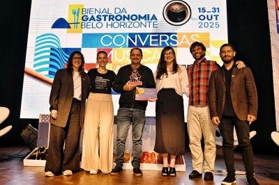 Bárbara Menucci (Belotur), Mariana Corrêa, Mariana Gontijo, Renato Lana (Sebrae) e Eduardo Cruvinel (Belotur) entregaram os prêmios no palco do Fórum da Gastronomia  -  (crédito: Nereu Jr/Divulgação)