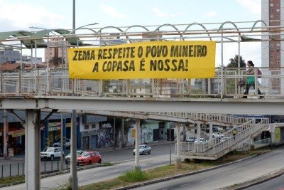 Faixas na Avenida Cristiano Machado criticam possibilidade de privatizar Copasa -  (crédito: Túlio Santos/EM/D.A Press)