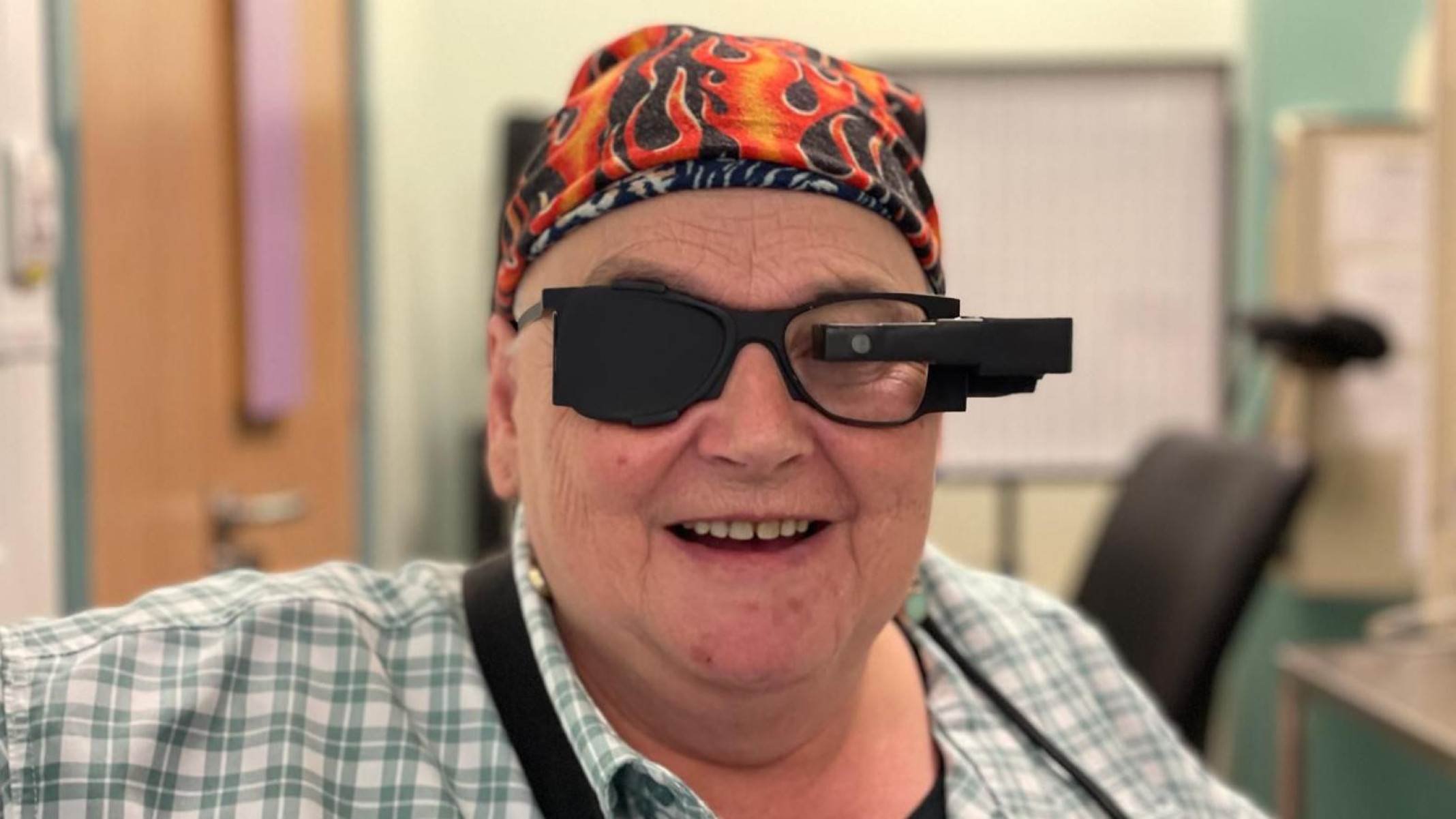 O revolucionário implante ocular que ajuda pacientes cegos a ler de novo