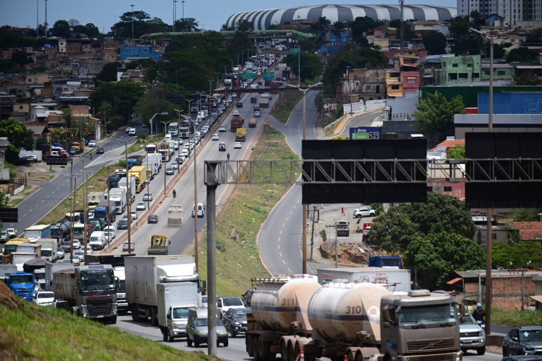 Mais de 12 horas depois do acidente e trânsito continua lento na região
