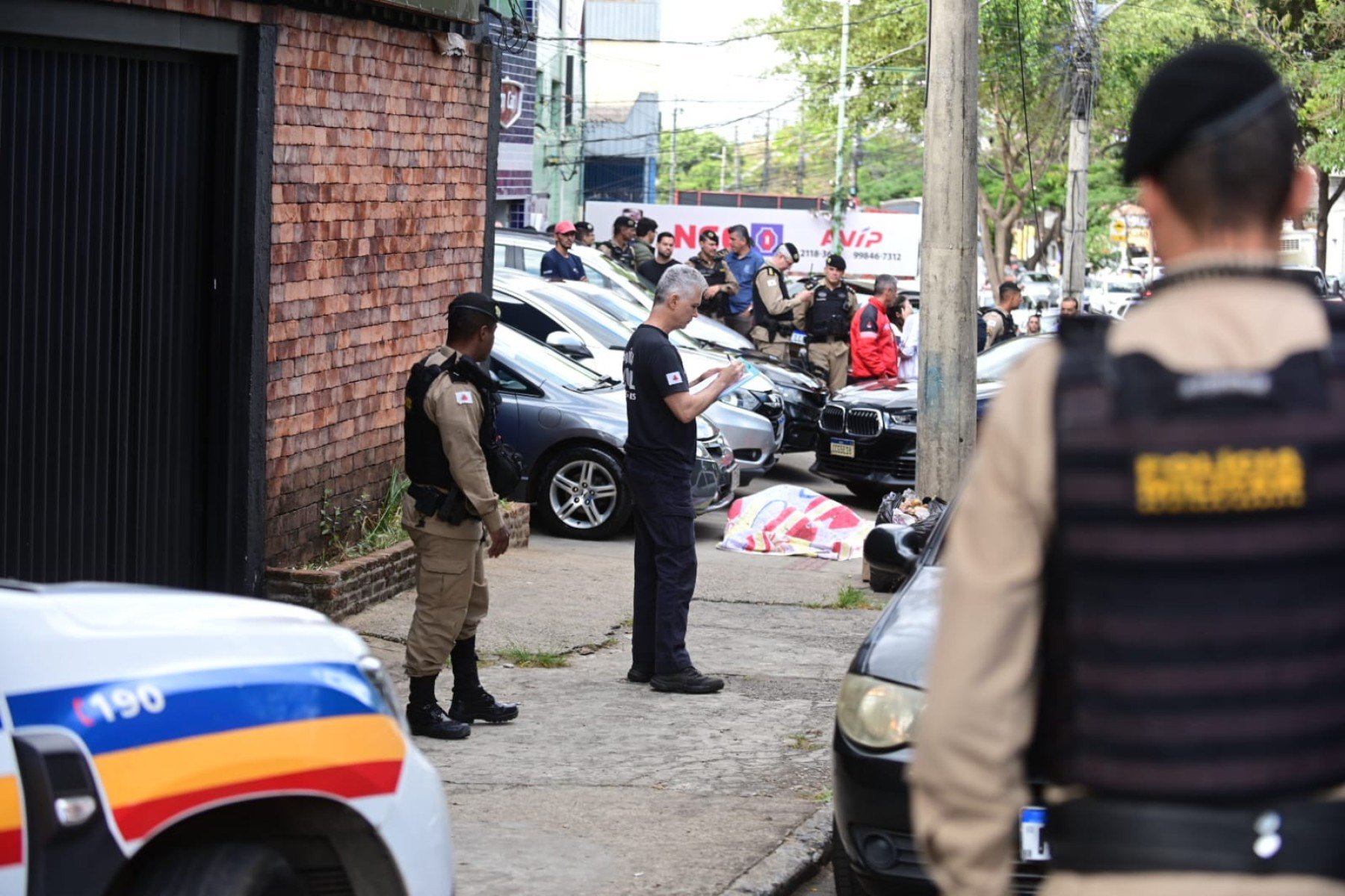 Corpo de policial militar em concessionária-Leandro Couri/EM/D.A PRESS