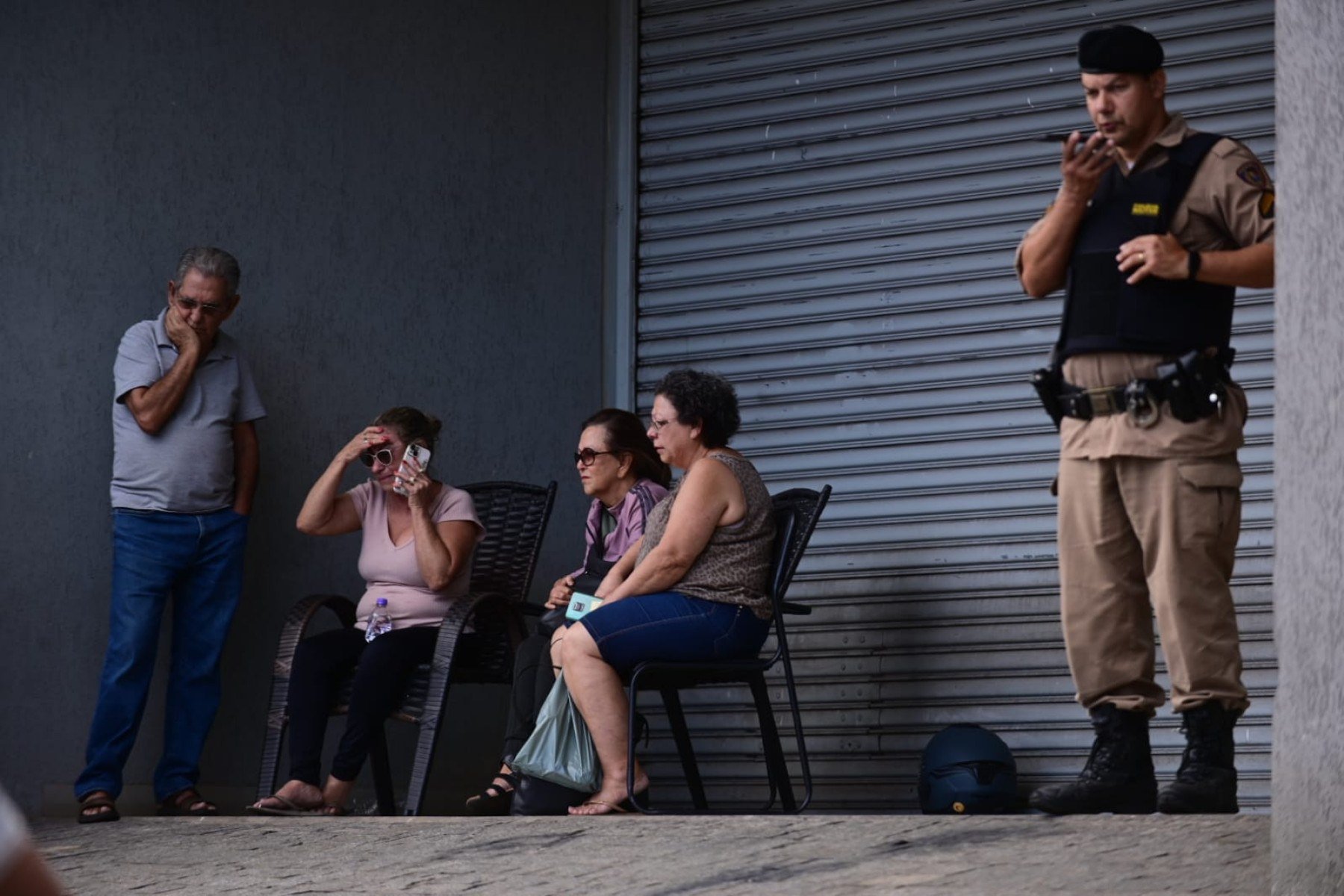 Familiares aguardam a retirada do corpo do policial militar