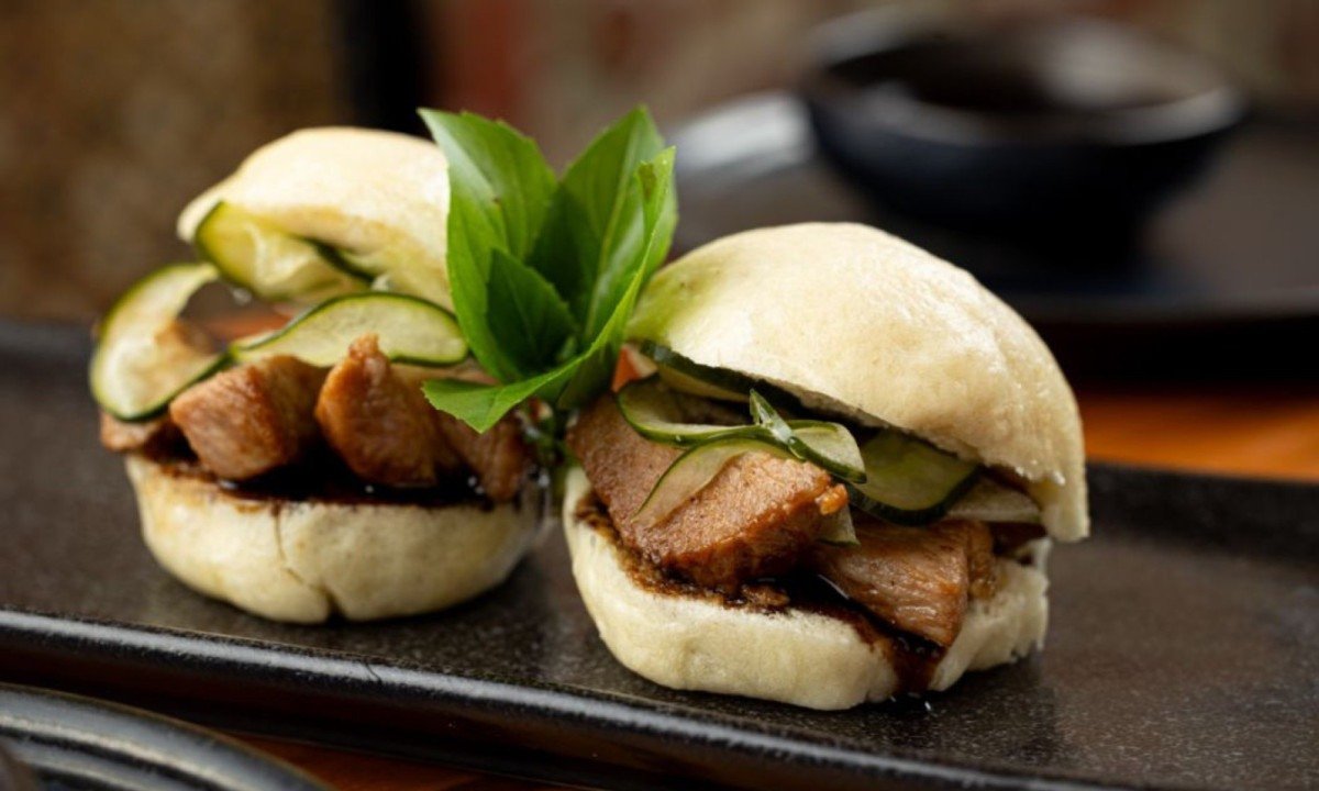 Os clientes podem degustar no Kanpai bao com carne de porco, sunomono, maçã verde e molho tonkatsu