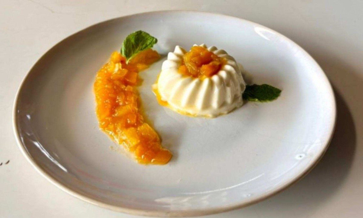 A panacota servida com geleia de abacaxi, pêssego e manga é receita da avó de uma das sócias do Amy Wine Bar