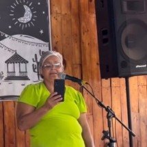 Caetano Veloso se emociona com vídeo de comerciante cantando “Força Estranha” em restaurante - Reprodução / Instagram @donalila2025