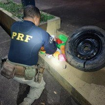 Homem é preso ao esconder droga dentro do pneu do carro na BR-262 -  (crédito: PRF/Divulgação)