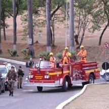 Amigos e familiares realizam cortejo de policial morto em concessionária  - Gladyston Rodrigues/EM/D.A Press