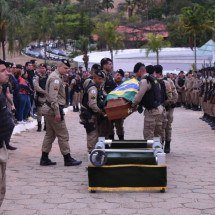 Velório do cabo da Polícia Militar Vinícius de Castro Lima, de 37 anos, no Cemitério da Colina -  (crédito: Gladyston Rodrigues/EM/D.A Press)