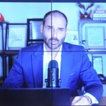 Moraes diz que Eduardo Bolsonaro cria dificuldades para ser notificado