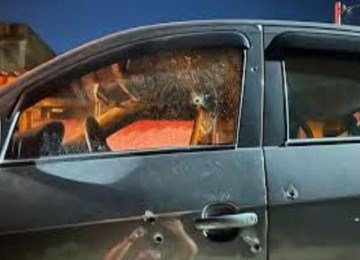 O carro do professor e corretor de imóveis ficou crivado de balas
 -  (crédito: Redes sociais)