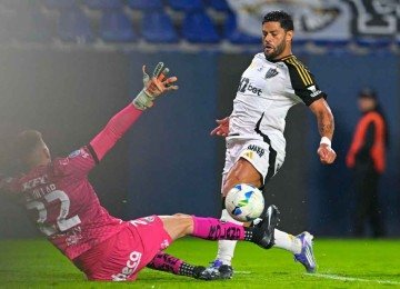 O atacante Hulk saiu do banco de reservas para dar assistência para Dudu marcar o gol de empate do Atlético contra o Independiente del Valle-EQU, em Quito -  (crédito: Rodrigo BUENDIA / AFP)
