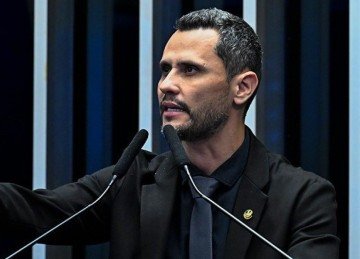 Cleitinho Azevedo reafirma sua lealdade ao ex-presidente Jair Bolsonaro, após afirmar que não apoiaria o deputado federal Eduardo Bolsonaro para presidência -  (crédito: Waldemir Barreto/Agência Senado)