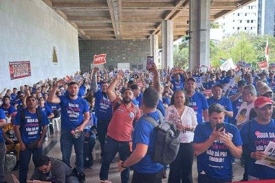 Manifestação de servidores contra a privatização da Copasa ocupou o hall de entrada da ALMG -  (crédito: Divulgação)