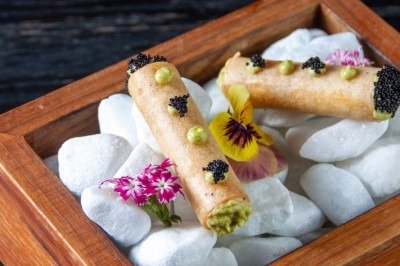 Cannoli com patê de salmão, aioli de abacate, ovas e flores comestíveis do Udon
 -  (crédito: Beatriz Toussaint/Divulgação )