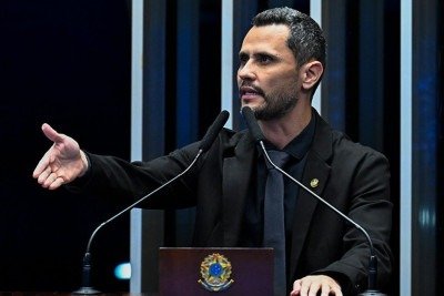 Cleitinho Azevedo reafirma sua lealdade ao ex-presidente Jair Bolsonaro, após afirmar que não apoiaria o deputado federal Eduardo Bolsonaro para presidência -  (crédito: Waldemir Barreto/Agência Senado)