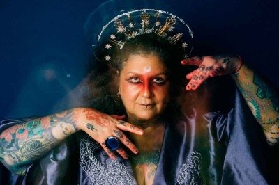 Cynthia Paulino usa a fêmea do dragão como metáfora da transformação da mulher. 'É um 
recomeço', garante a atriz, dramaturga, diretora e fundadora da companhia teatro adulto -  (crédito: Kika BH/divulgação)