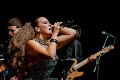 Cantora e compositora Adrianna Moreira sobe ao palco do Teatro Raul Belém machado para apresentar hits da pioneira da música black brasileira -  (crédito: João Victor/Divulgação)