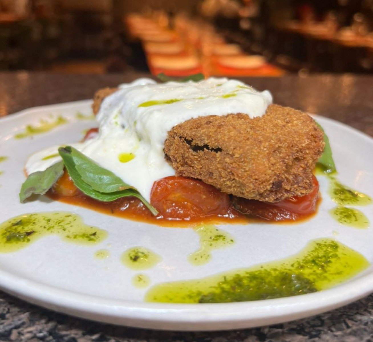 A berinjela aparece na Osteria Via Emília empanada e acompanhada de molho pomodoro, straciatella de búfala e basílico