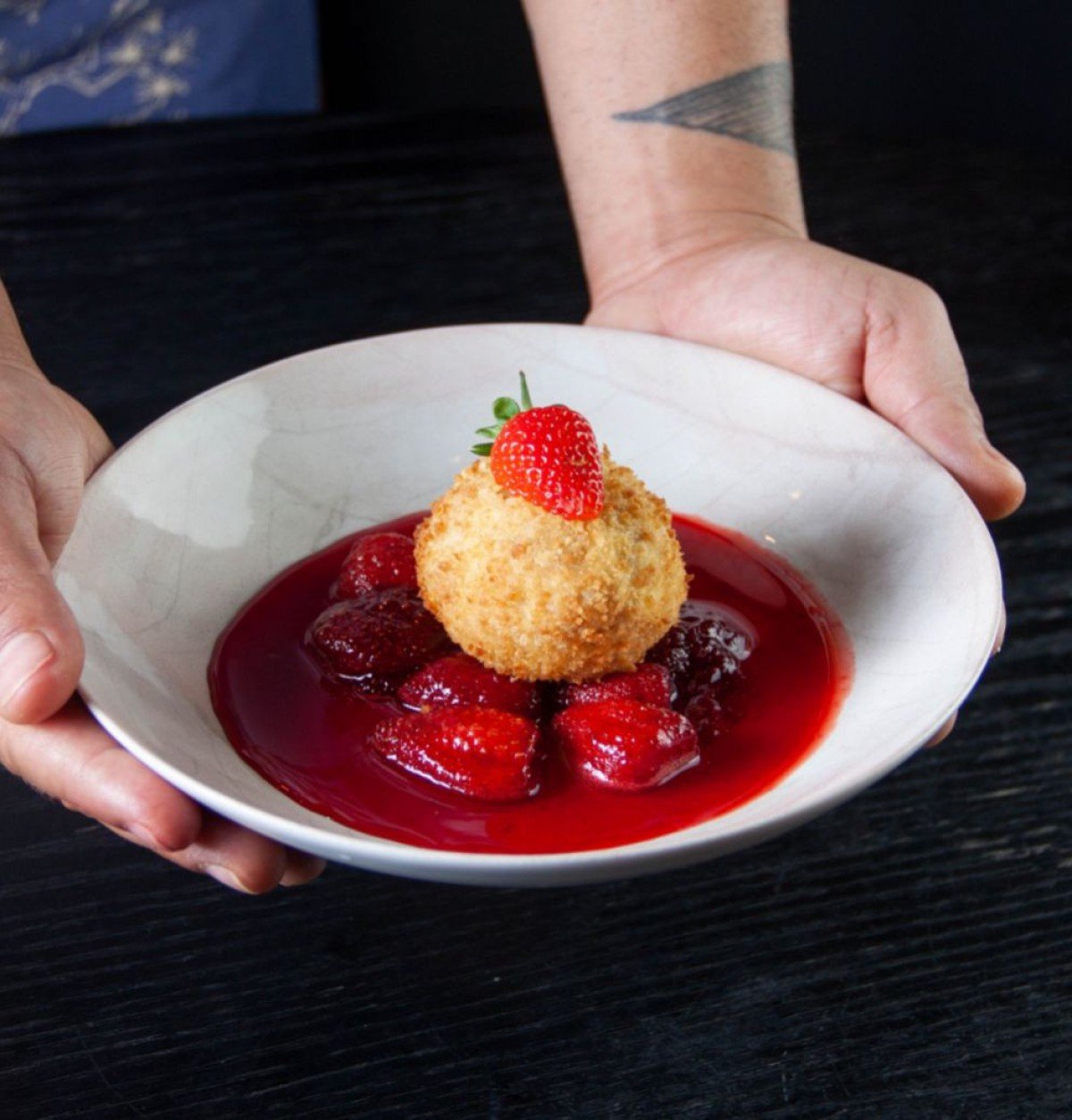 Gelato frito com calda de morango e saquê: a sobremesa do Udon tem sabores italianos e japoneses