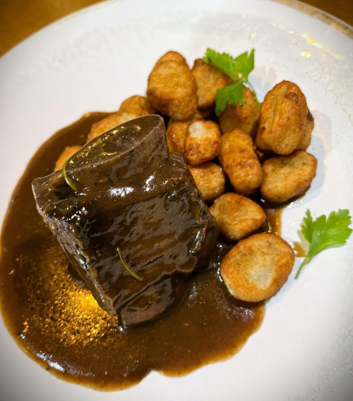 O Esquina Santê aposta na costela ao molho de vinho e nhoque frito para aumentar seu movimento