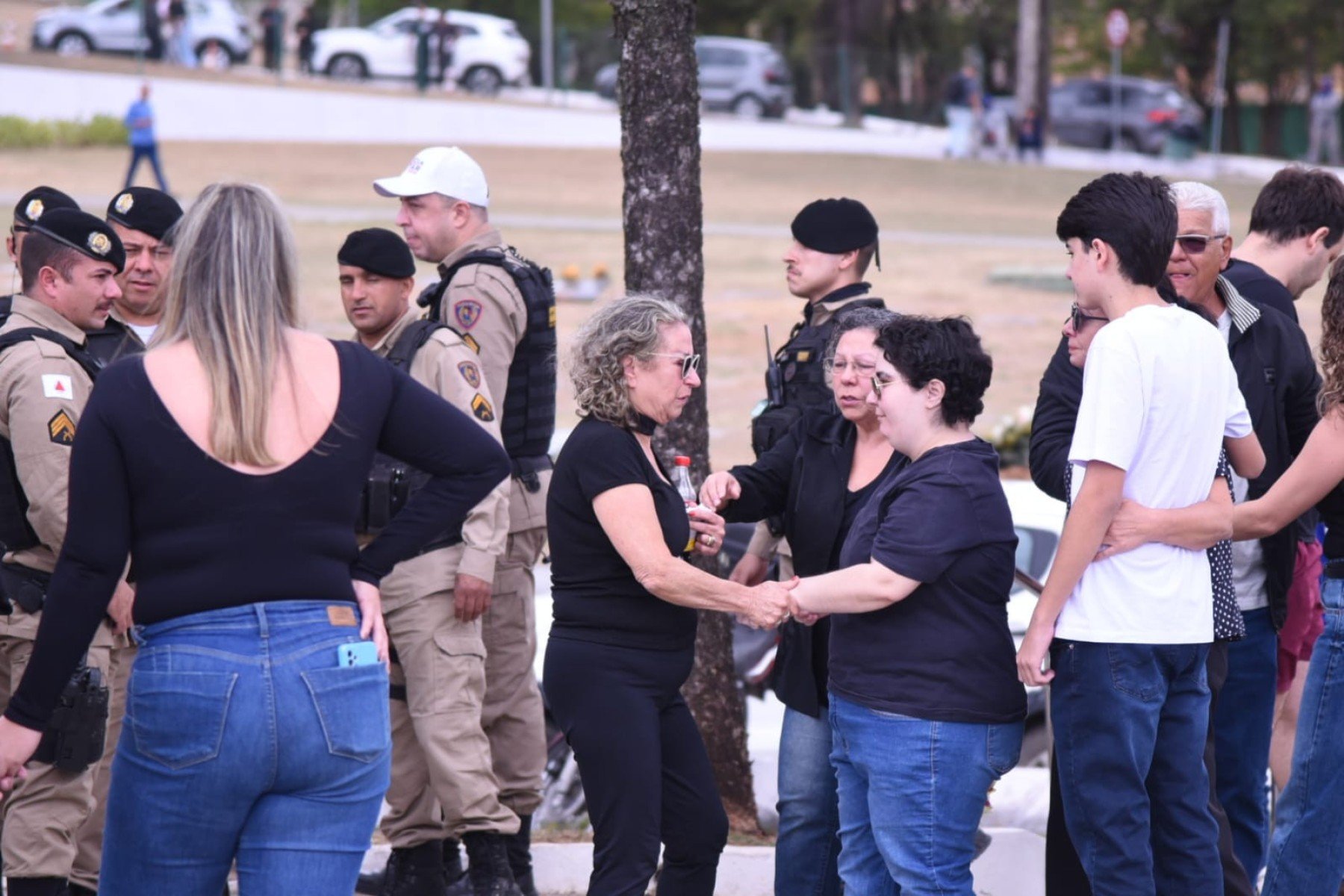  Amigos e familiares realizam cortejo de policial morto em concessionária