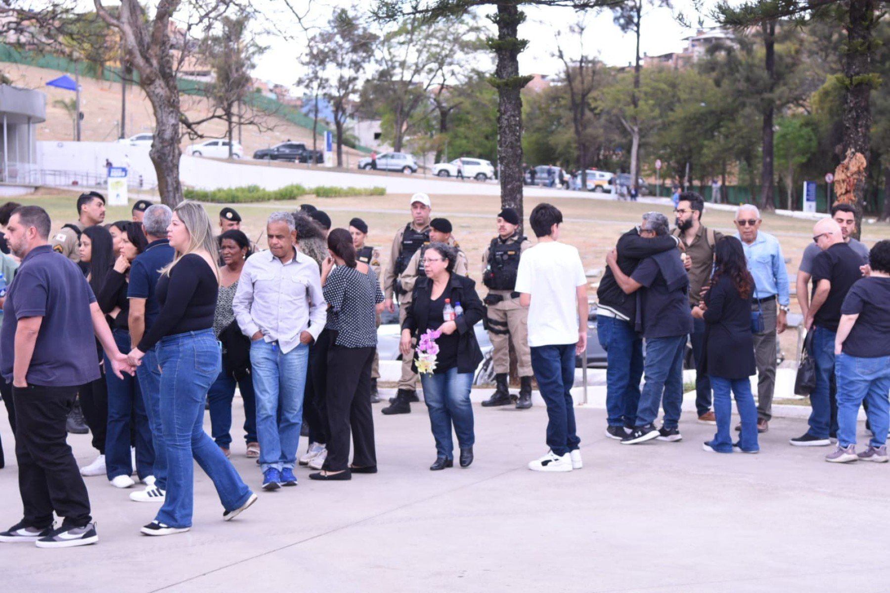 Amigos e familiares na chegada do caixão