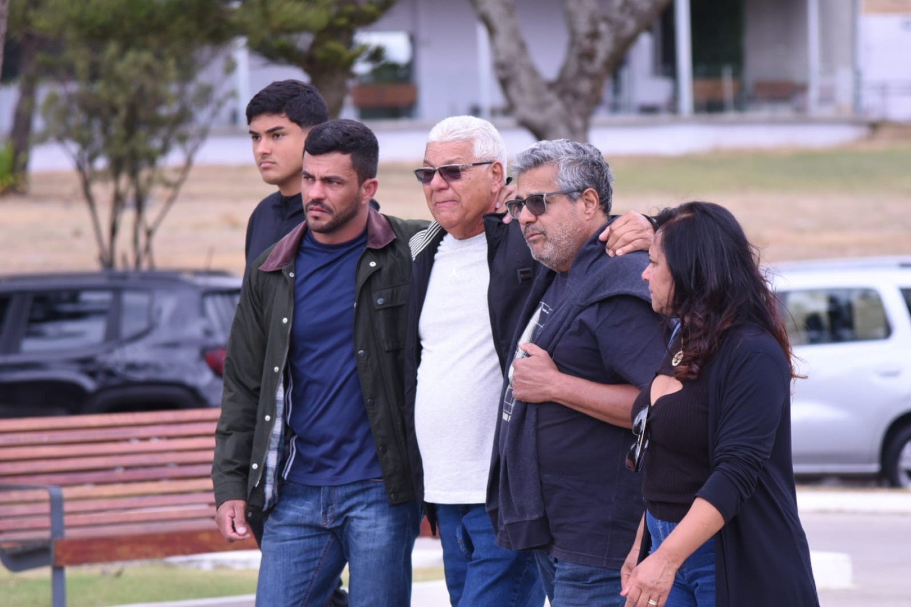  Amigos e familiares realizam cortejo de policial morto em concessionária