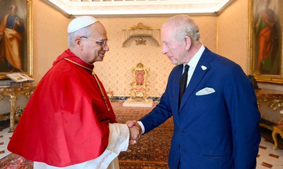 Charles III faz oração com o papa Leão XIV em cerimônia inédita  - Handout / VATICAN MEDIA / AFP