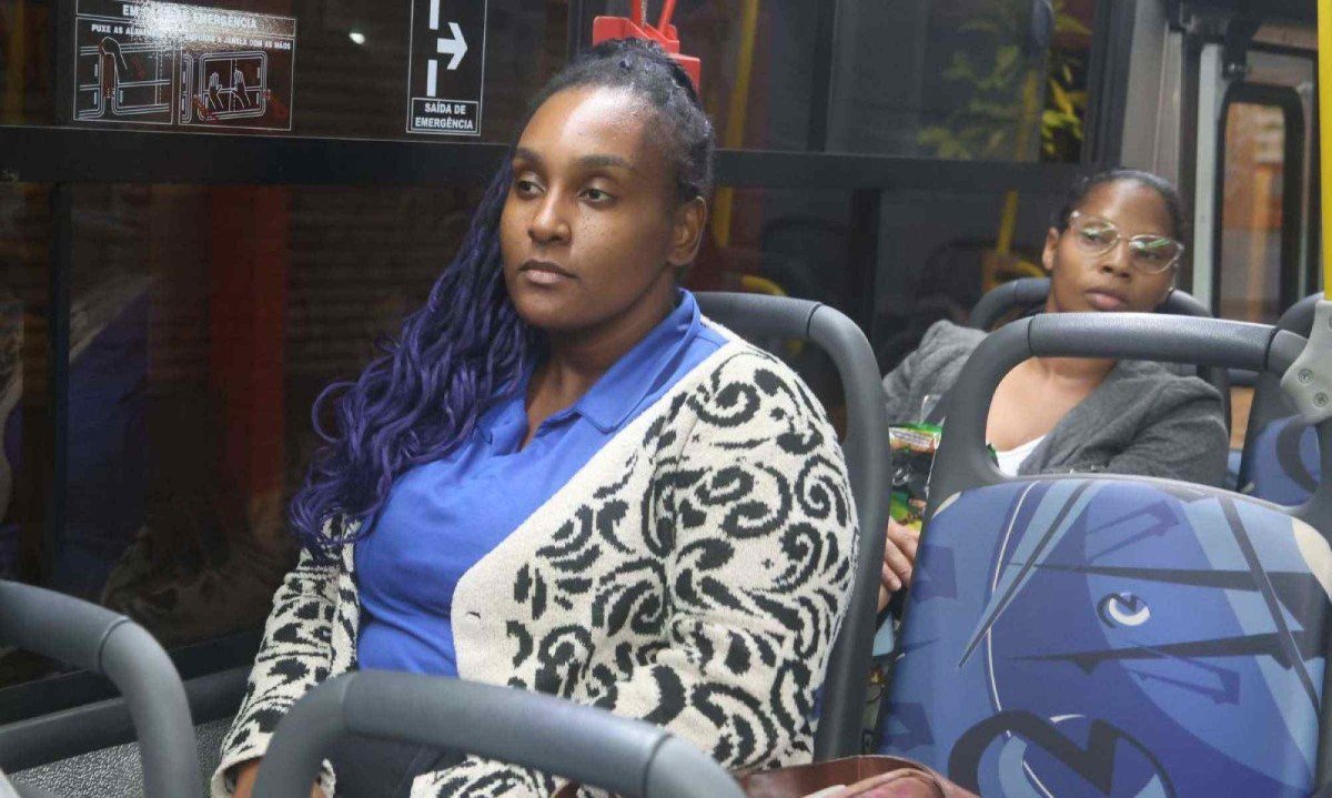 A redatora Juliana Gordiano da Silva, de 32 anos, pauta sua rotina pelo horário do último ônibus que a leva do Centro de BH a São Joaquim de Bicas, na região metropolitana