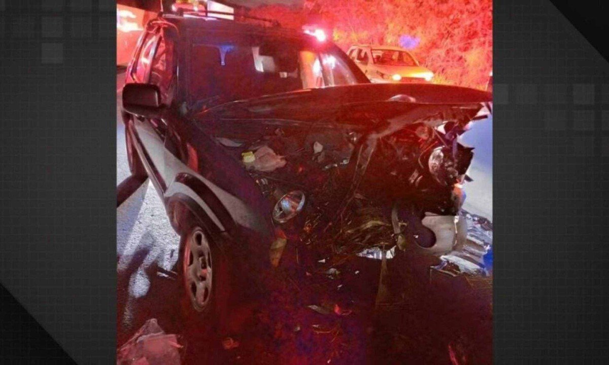 Carro ficou destru&iacute;do em batida durante persegui&ccedil;&atilde;o; uma pessoa morreu e tr&acirc;nsito engarrafou em mais de 9 km na Via Dutra
