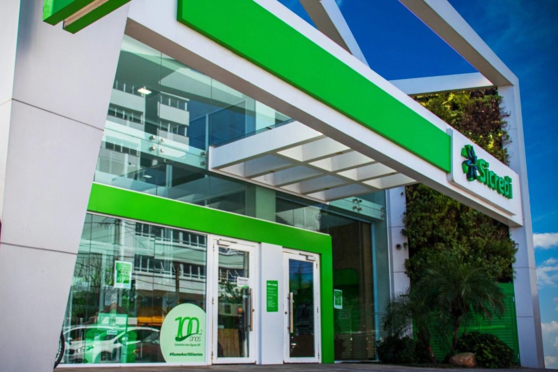 O alto índice de confiança e engajamento reflete o clima organizacional positivo da instituição Sicredi