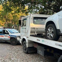 Renault Duster branco, que teria sido usado na ação criminosa, foi apreendido -  (crédito: PM de Divinópolis/Divulgação)