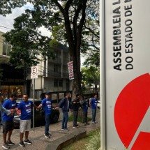 Em greve, servidores da Copasa fazem abraço simbólico na Assembleia - Sílvia Pires/EM/D.A.Press