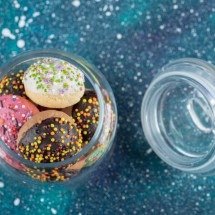 Estamos comendo plástico? Anvisa alerta para glitter em doces - Freepik