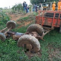 MG: menino pega trator escondido do pai, capota e morre afogado - Corpo de Bombeiros/Divulgação