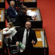 Deputado leva travesseiro e cobertor para votação da PEC da Copasa - Túlio Santos/EM/D.A Press