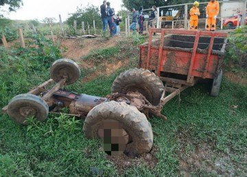 Menino de 12 anos morre afogado em acidente com trator em Bom Sucesso  -  (crédito: Corpo de Bombeiros/Divulgação)