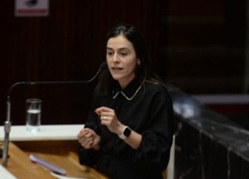Deputada Lohanna França afirma que vice-governador Mateus Simões defende venda da Copasa para atender interesses que vão ajudar a pagar a campanha de 2026 -  (crédito: Túlio Santos/EM/D.A Press)