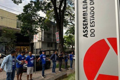 Servidores da Copasa cercaram o prédio da Assembleia em um abraço simbólico, pedindo que deputados mantenham o direito de consulta popular sobre a privatização da estatal -  (crédito: Sílvia Pires/EM/D.A.Press)