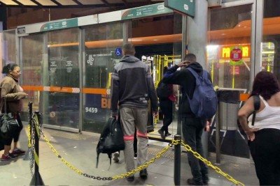 &Ocirc;nibus da linha 521C (Terminal Justin&oacute;polis/BH) passa por uma das esta&ccedil;&otilde;es na regi&atilde;o central de BH. As tarifas na capital mineira s&atilde;o de R$ 5,75 para as linhas estruturais e de R$ 5,50 para as alimentadoras e circulares -  (crédito: Denys Lacerda/EM/D.A Press)