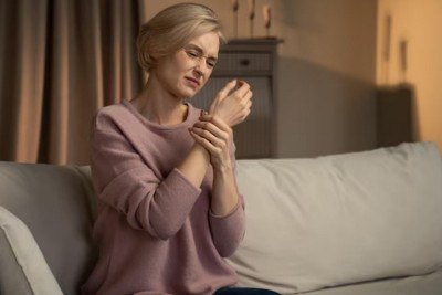 Entre as doenças reumáticas mais comuns estão artrose, artrite reumatoide, lúpus eritematoso sistêmico, fibromialgia, gota e espondilite anquilosante -  (crédito: Freepik)